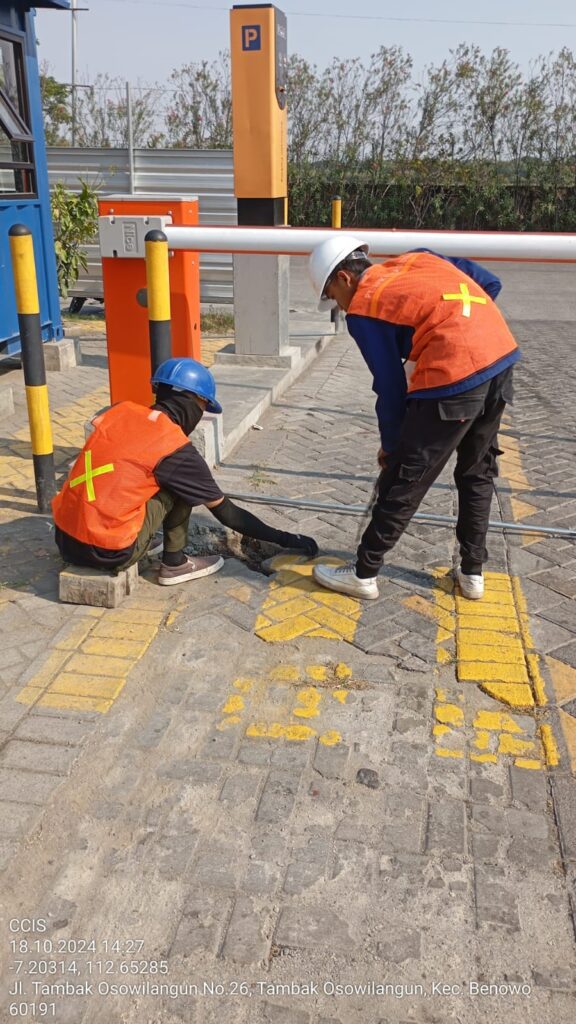 Teknisi CCTVSurabaya.com melakukan instalasi kabel sensor loop detector untuk sistem parkir manless dan Barrier Gate merk Nice di kawasan pergudangan Tambak Osowilangun, Benowo, Surabaya.