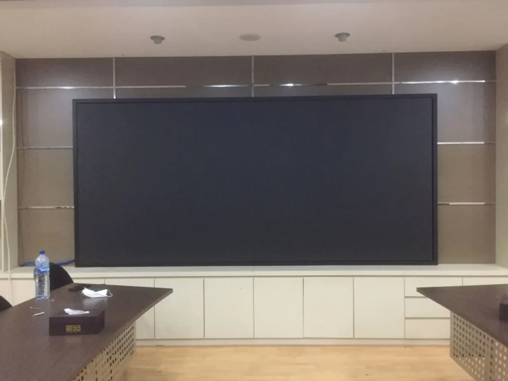 Tampilan hasil akhir pemasangan layar Videotron Indoor LED Display di ruang meeting kantor instansi oleh tim CCTVSurabaya.com.