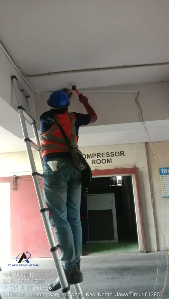 Teknisi CCTVSurabaya.com melakukan instalasi jalur kabel dan conduit CCTV di area Compressor Room sebuah pabrik di kawasan Ngoro Industrial Park (NIP), Jawa Timur.