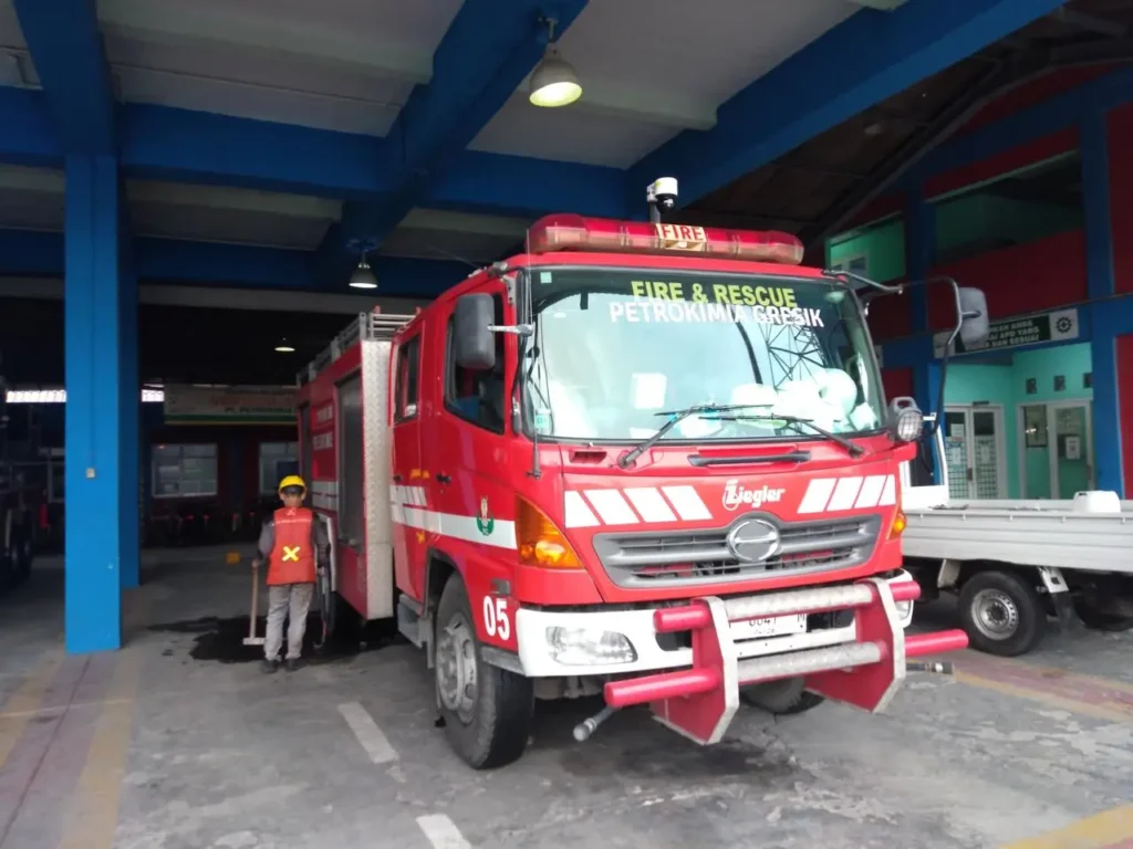 Unit armada Fire & Rescue Petrokimia Gresik yang telah dilengkapi sistem Mobile CCTV Outdoor di bagian atap kendaraan oleh tim CCTVSurabaya.com.