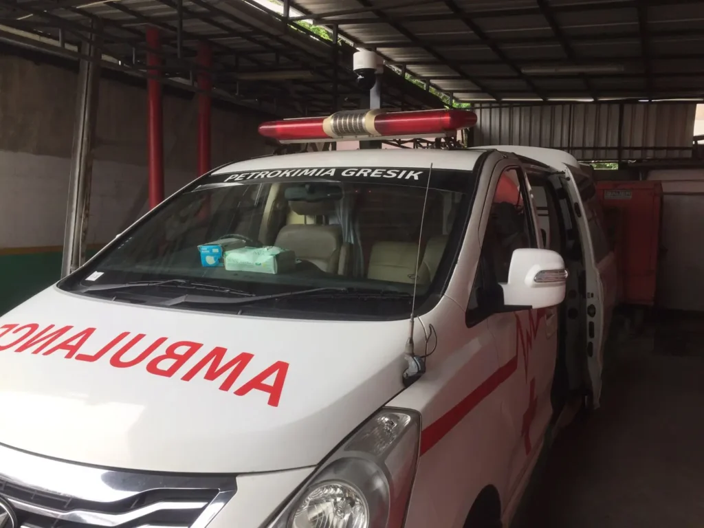 Unit mobil Ambulance operasional Petrokimia Gresik yang telah dilengkapi kamera CCTV PTZ Mobile di bagian atap oleh tim teknisi CCTVSurabaya.com.