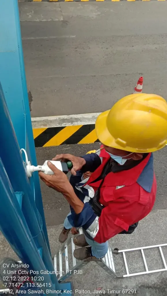 Teknisi CCTVSurabaya.com melakukan instalasi kamera CCTV Outdoor pada struktur besi gerbang Pos Gabungan PT PJB PLTU Paiton, Jawa Timur.