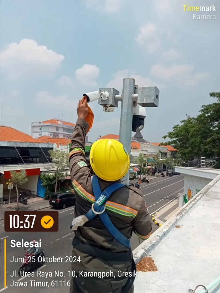 Teknisi CCTVSurabaya.com melakukan pembersihan debu pada lensa kamera CCTV Bullet Outdoor di tiang area Jalan Urea Raya, Karangpoh, Gresik.