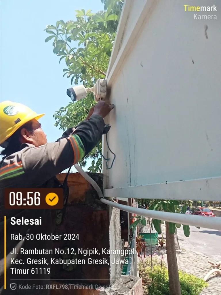 Teknisi CCTVSurabaya.com sedang melakukan perbaikan konektor dan pengecekan jalur kabel pada junction box CCTV Outdoor di Jalan Rambutan, Ngipik, Gresik.