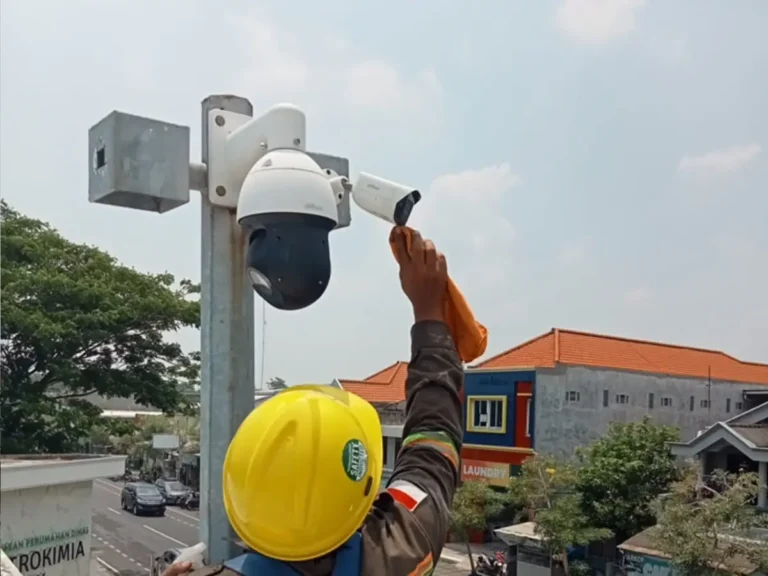 Jasa maintenance CCTV profesional untuk perusahaan di Surabaya oleh tim ahli CCTVSurabaya.com.